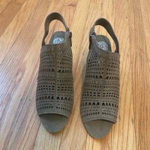 VINCE CAMUTO Derechie Perforated Sandals